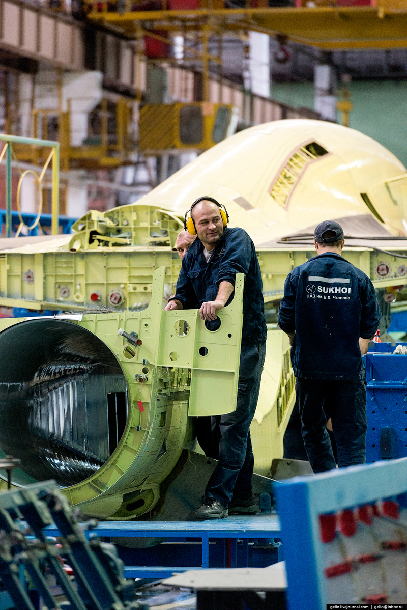 Illustration for article titled These Riveting Photos Show How Russia's Su-34 Fullback Fighter-Bombers Get Built